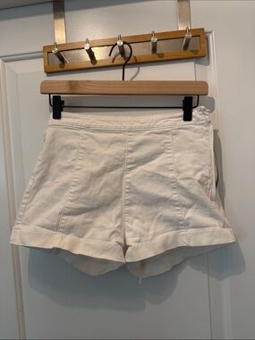 🥳 5 for $25 BUNDLE H&M White High-Waist side zip Tailored Shorts